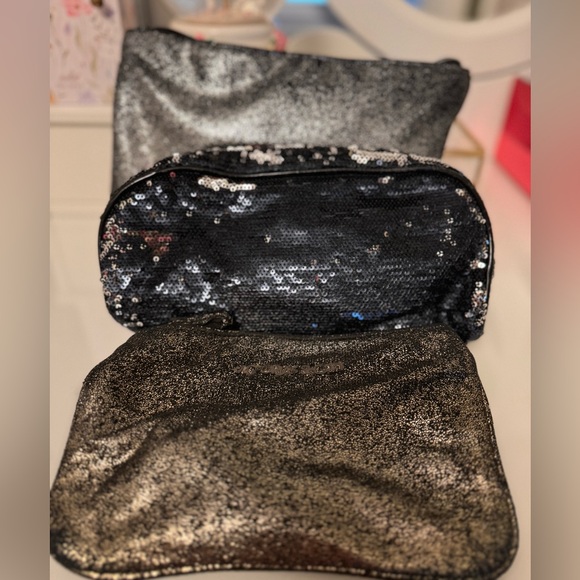 🆓 with $50 purchase Three (3) Victoria’s Secret Make up Bags - Picture 2 of 3